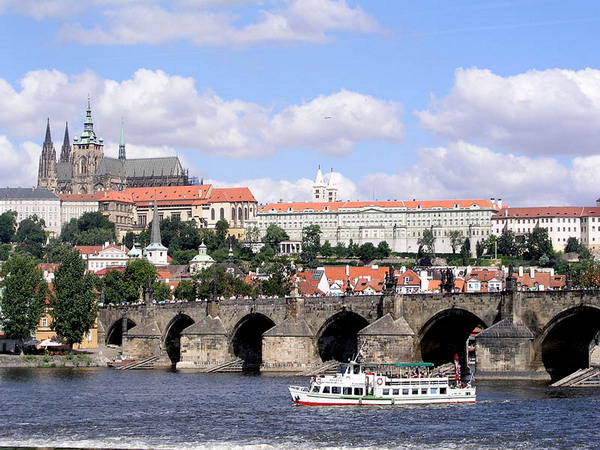http://www.sanmagazin.com/images/stories/Putovanja/prag/prague-castle-and-charles-bridge.jpg