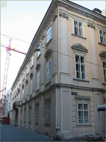 Esterhazy pala�a u Be�u, u Wallnerstrasse, jedno od nekoliko sjedišta obitelji u Be�u. Zgrada je prošla mnoge preinake, trenutno je u ovoj zgradi restaurant.